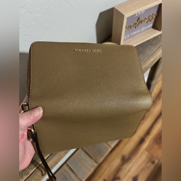 EUC Michael Kors Jet Set Large Leather Smartphone Wristlet Wallet in "Luggage" - Picture 5 of 9